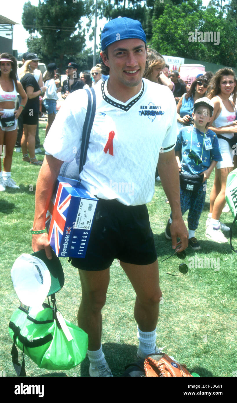LOS ANGELES, CA - le 14 juin : l'Acteur Andrew Shue assiste à T.J. Martell bénéficier d'un match de baseball le 14 juin 1992 à Dedeaux Field à Los Angeles, Californie. Photo de Barry King/Alamy Stock Photo Banque D'Images