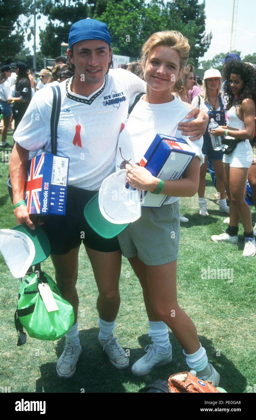 LOS ANGELES, CA - le 14 juin : (L-R) Acteur Andrew Shue et actrice Courtney Thorne-Smith assister à T.J. Martell bénéficier d'un match de baseball le 14 juin 1992 à Dedeaux Field à Los Angeles, Californie. Photo de Barry King/Alamy Stock Photo Banque D'Images