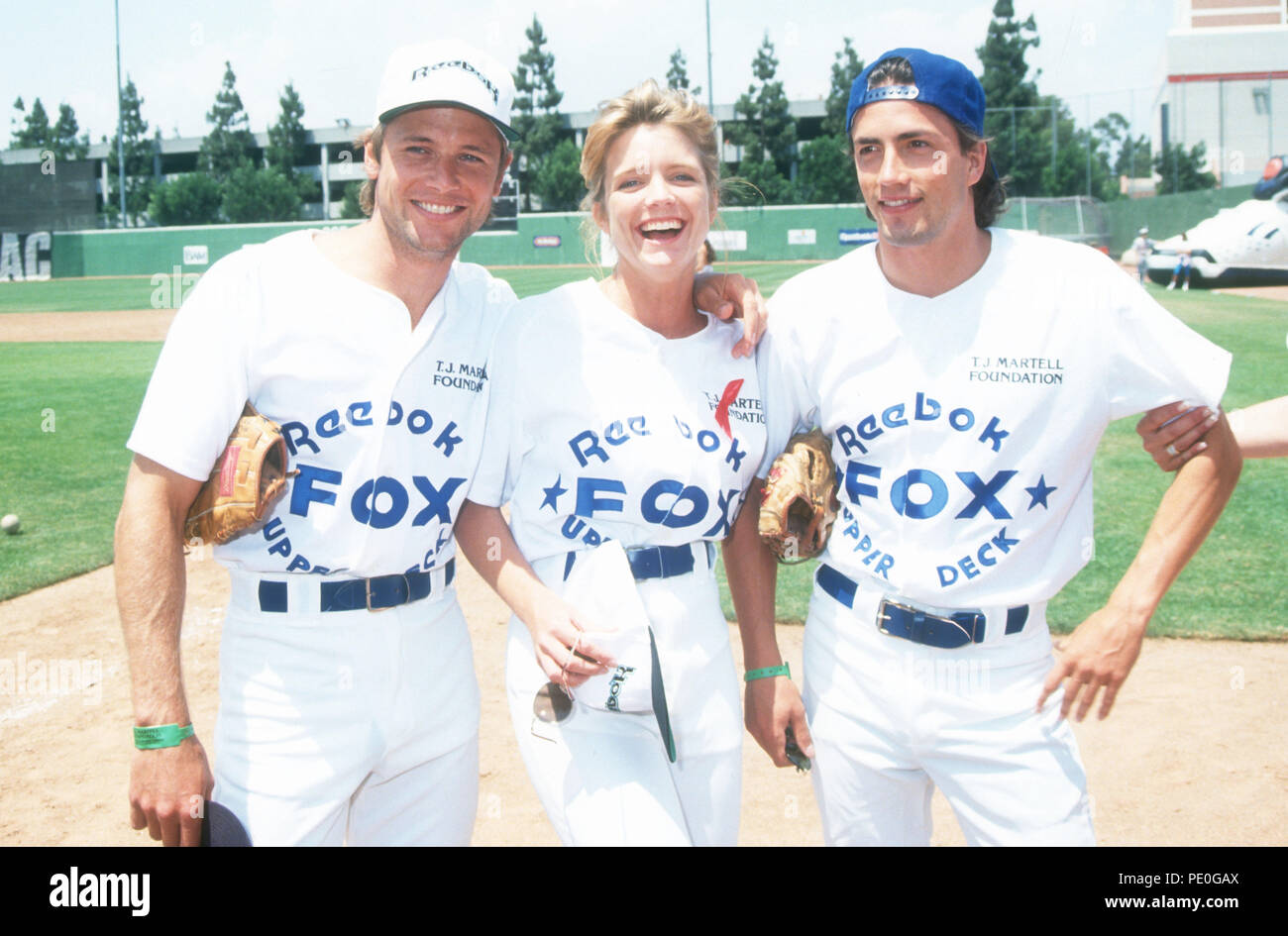 LOS ANGELES, CA - le 14 juin : (L-R) Grant acteur actrice Courtney Thorne-Smith Show, et l'acteur Andrew Shue assister à T.J. Martell bénéficier d'un match de baseball le 14 juin 1992 à Dedeaux Field à Los Angeles, Californie. Photo de Barry King/Alamy Stock Photo Banque D'Images