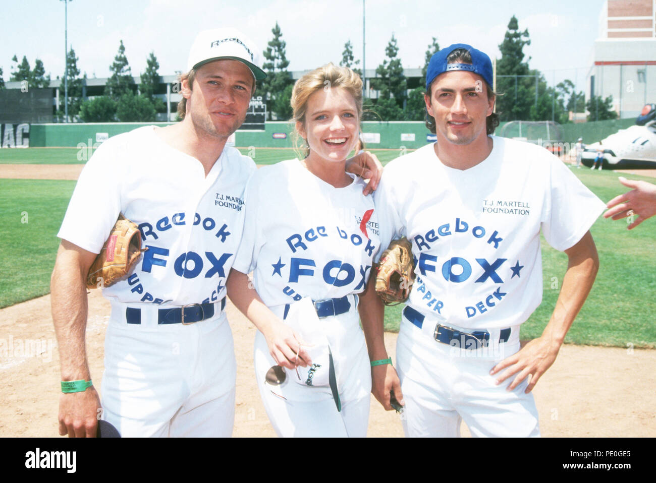 LOS ANGELES, CA - le 14 juin : (L-R) Grant acteur actrice Courtney Thorne-Smith Show, et l'acteur Andrew Shue assister à T.J. Martell bénéficier d'un match de baseball le 14 juin 1992 à Dedeaux Field à Los Angeles, Californie. Photo de Barry King/Alamy Stock Photo Banque D'Images