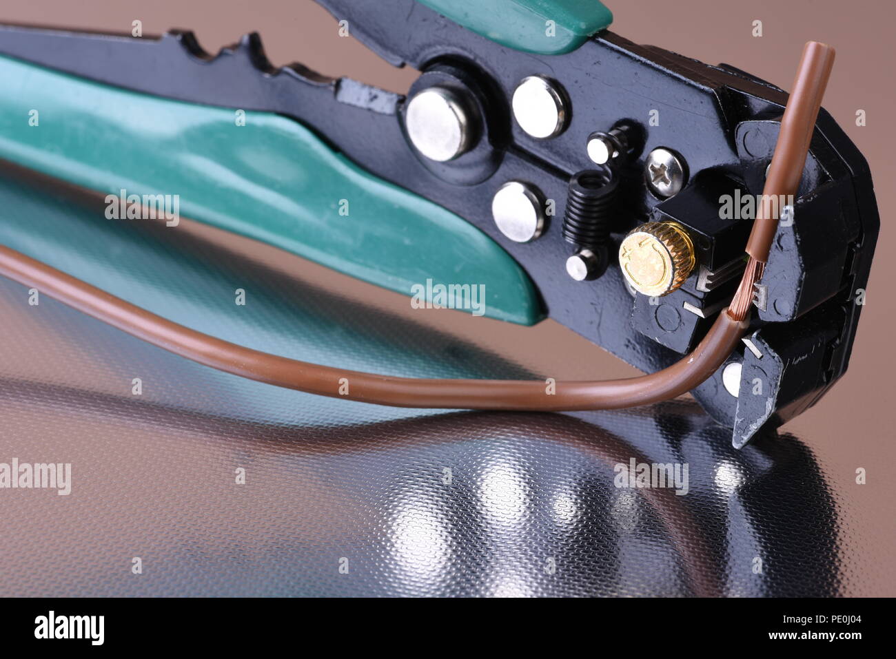 L'outil électrique par câble avec pince à dénuder close up Banque D'Images