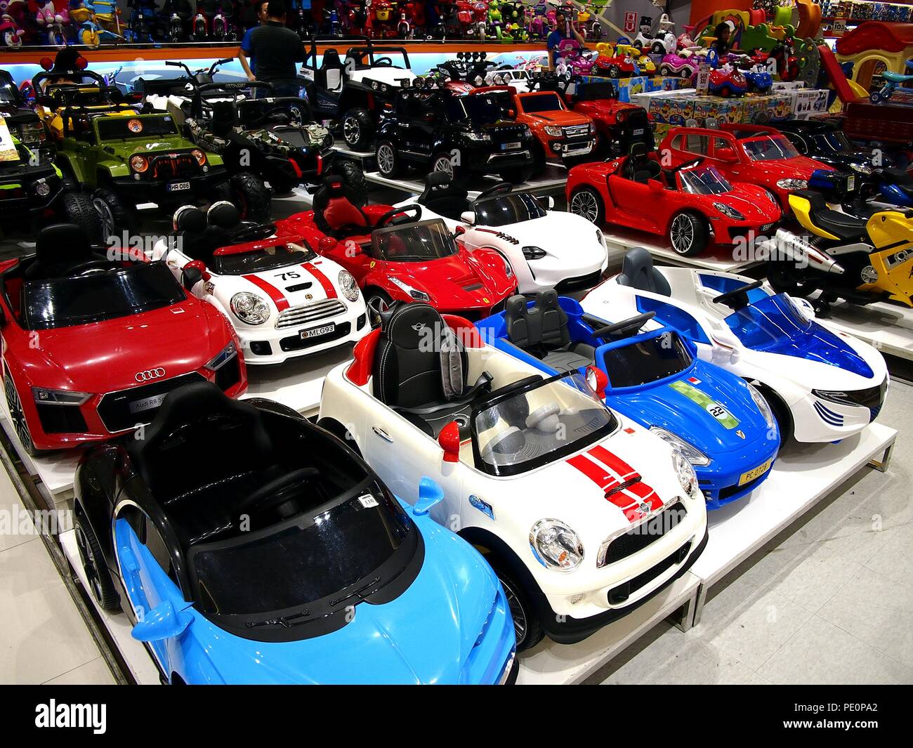 MANDALUYONG CITY, PHILIPPINES : le 5 août 2018 : un assortiment de kiddie colorés des voitures ou voitures de jouet sur l'affichage à l'intérieur d'un magasin de jouets. Banque D'Images