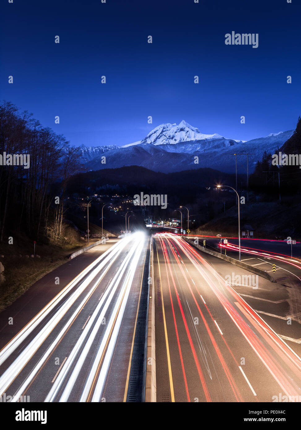 L'autoroute avec un pic de montagne enneigée en arrière-plan. Banque D'Images