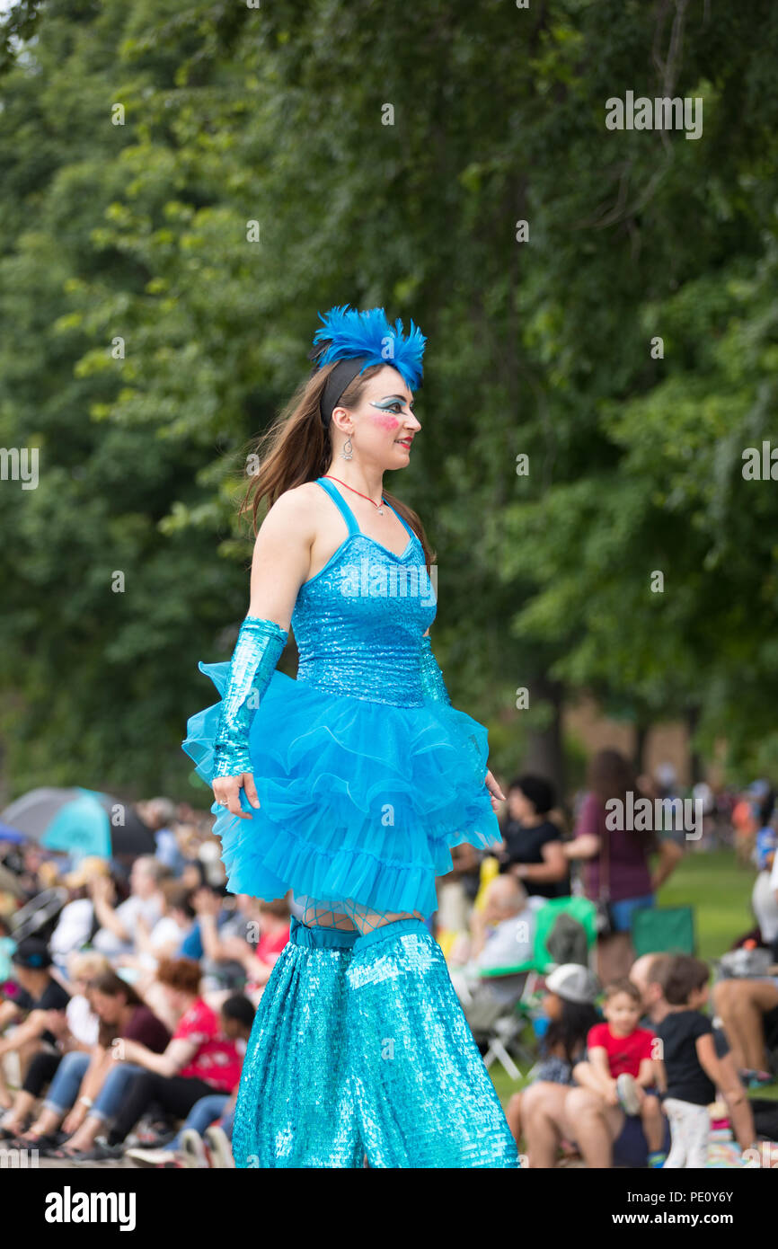 Cleveland, Ohio, USA - 9 juin 2018 Femme sur pilotis portant des vêtements colorés à l'art abstrait Défilé du festival Le Cercle Banque D'Images