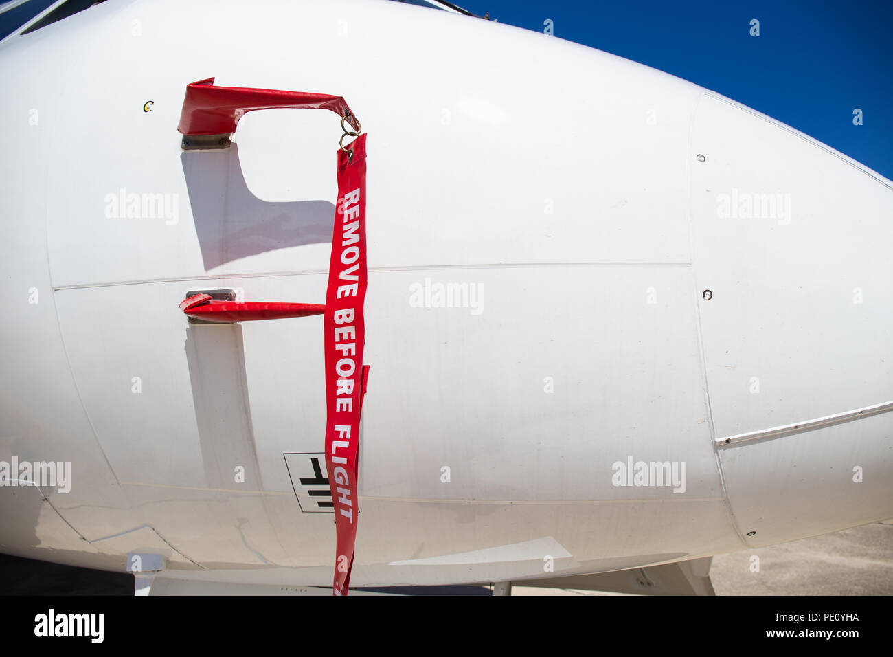 Avant de retirer le couvercle du pavillon de vol statique de pitot tube  blanc avion à l'aéroport dans la zone de stationnement Photo Stock - Alamy