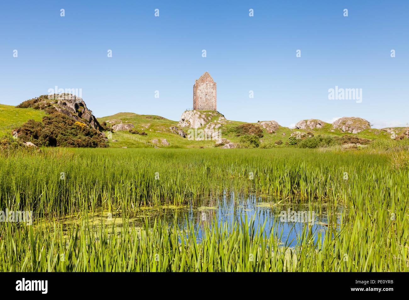 la-vue-sur-un-tang-moulin-tour-de-smailholm-dans-les-scottish