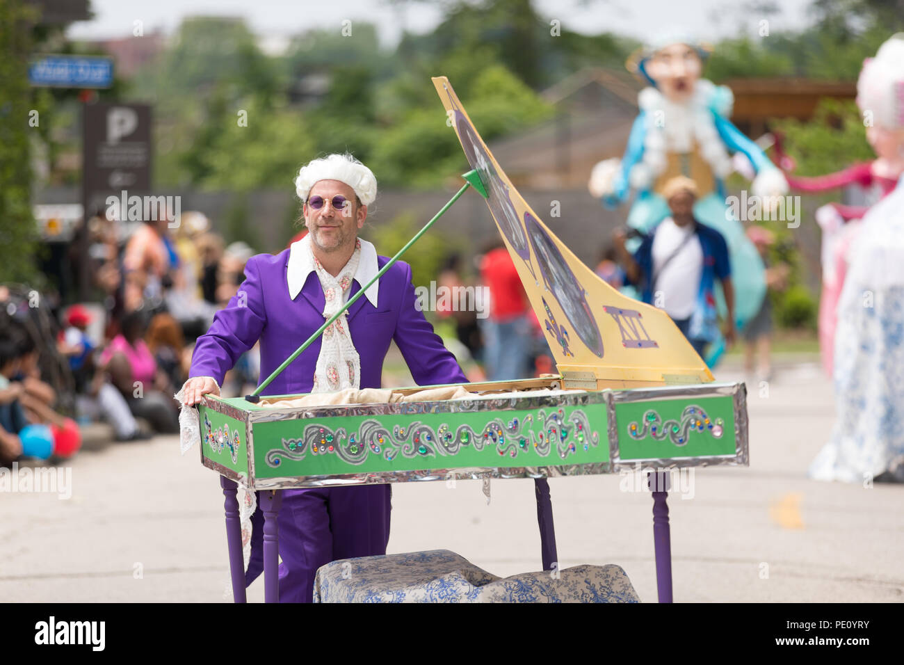 Cleveland, Ohio, USA - 9 juin 2018 l'homme fait semblant de jouer du piano portant une perruque blanche et violet lunettes au défilé du festival d'art abstrait le Circ Banque D'Images