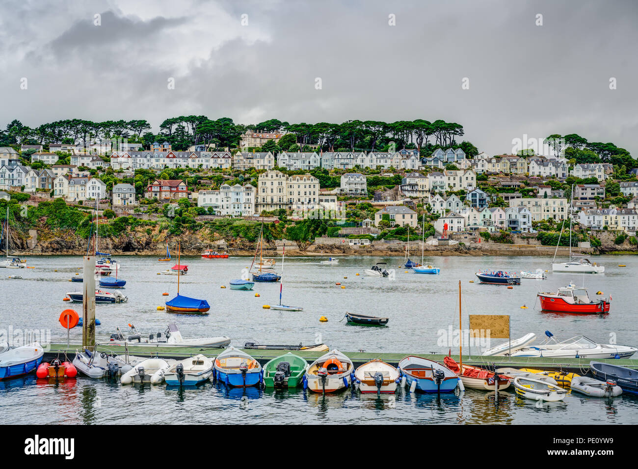 Une photo prise de Polruan sur un jour de pluie gris mais en soulignant la belle bateaux colorés et bâtiments de Fowey Ville sur l'estuaire. Banque D'Images