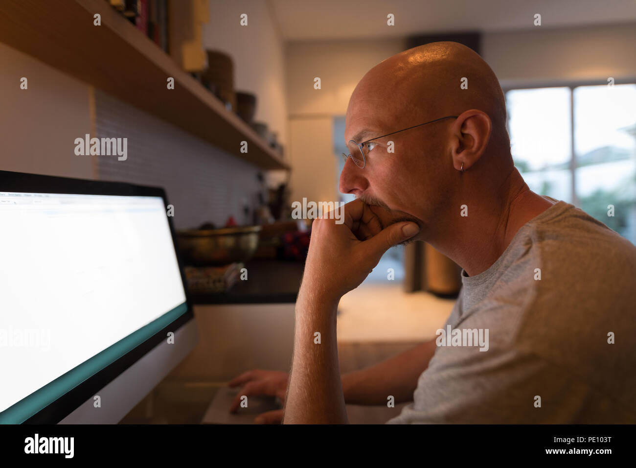 L'homme travaillant sur ordinateur personnel Banque D'Images