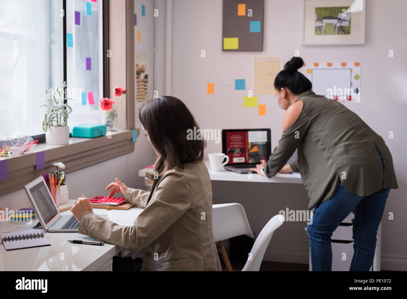 Fashion Designers working on laptop in design studio Banque D'Images