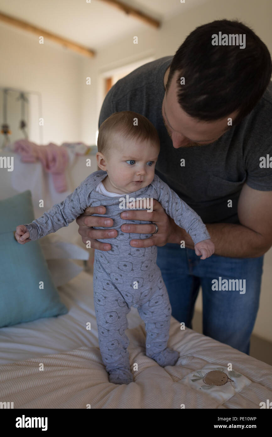 Père tenant son bébé garçon Banque D'Images