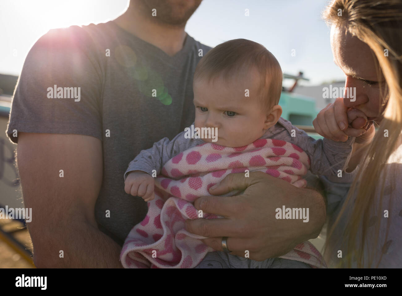 Les parents avec bébé garçon à l'arrière-cour Banque D'Images