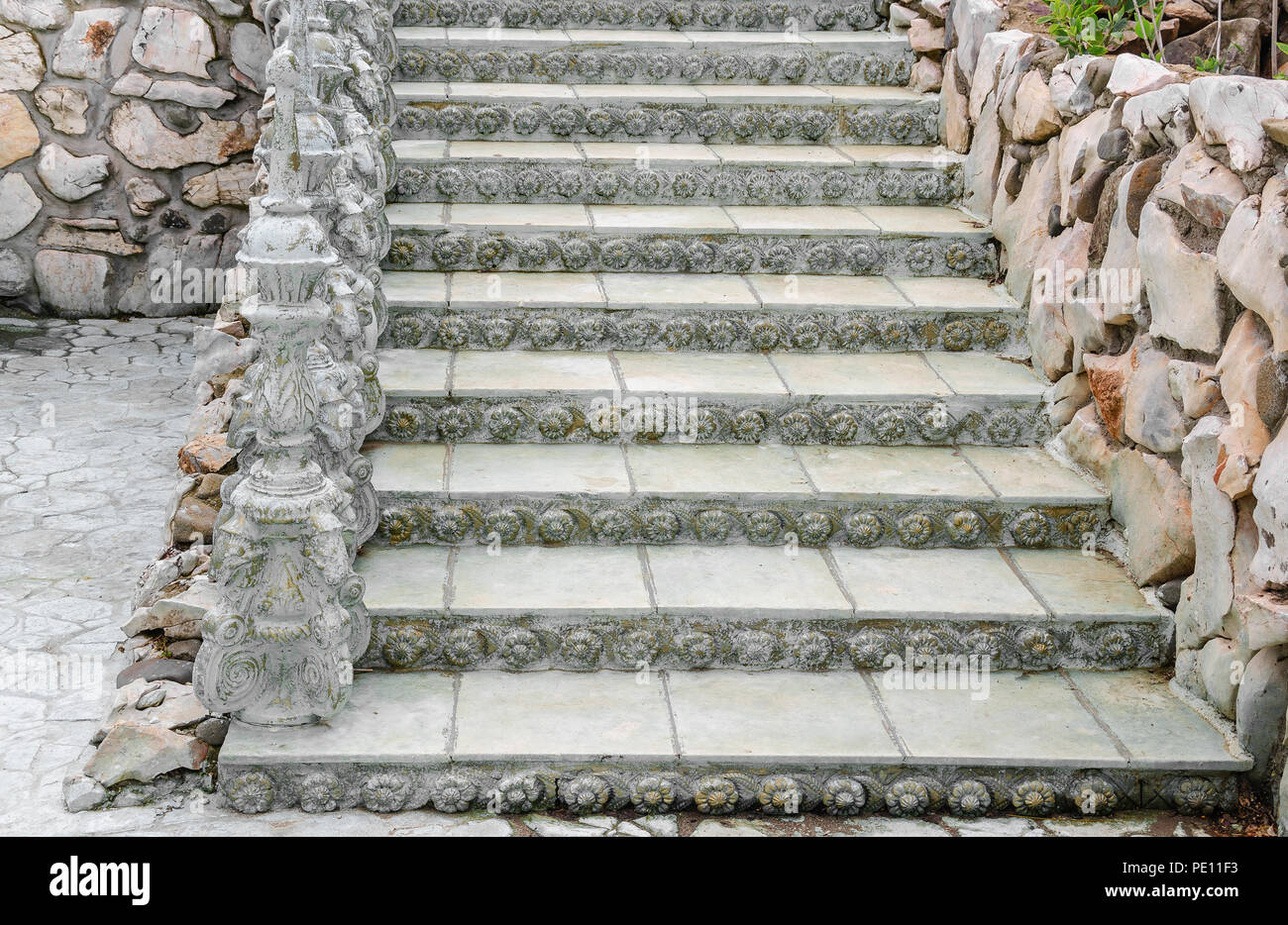 Escalier en pierre avec des éléments de l'ornement. Close-up. Banque D'Images