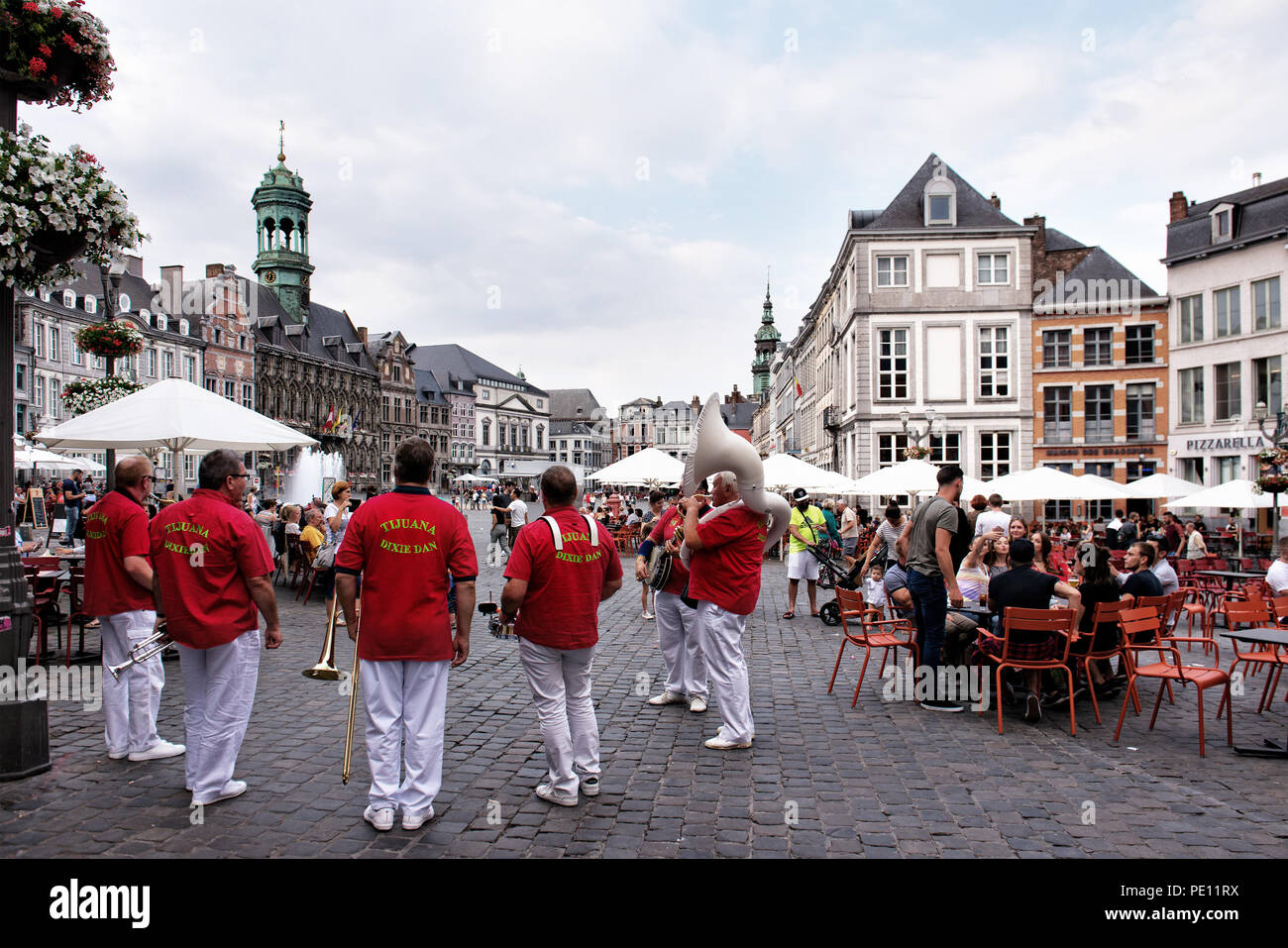 Mons, Belgique. 21 juillet, 2018. Grand Place ou place centrale de la ville Mons fréquentés par la population locale et les touristes durant les activités de célébration dedica Banque D'Images