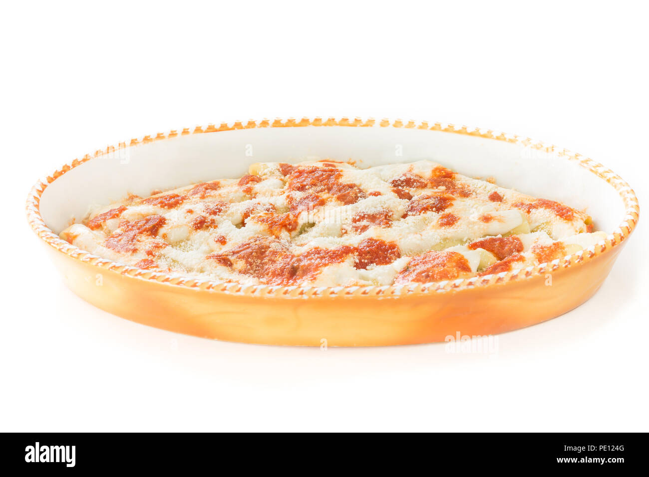 Cannellonis farcis maison (cannelloni di magro) aux épinards et ricotta. La cuisine italienne, fond blanc Banque D'Images