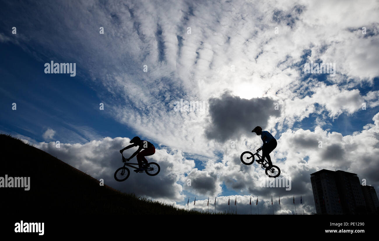 Les cavaliers sont silhouetté contre le ciel au cours de la 1/8 de finale hommes pendant dix jours des Championnats d'Europe 2018 à la Glasgow Centre BMX Piste. Banque D'Images