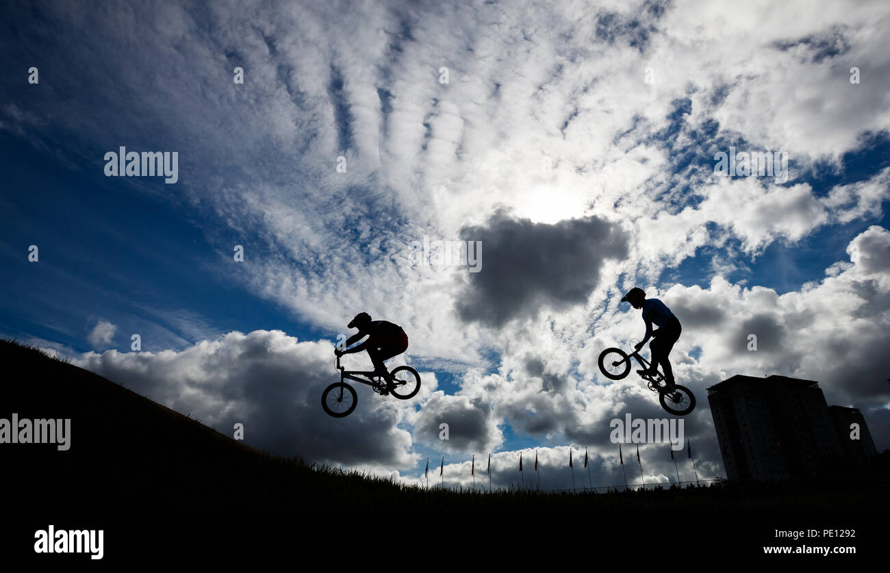 Les cavaliers sont silhouetté contre le ciel au cours de la 1/8 de finale hommes pendant dix jours des Championnats d'Europe 2018 à la Glasgow Centre BMX Piste. Banque D'Images