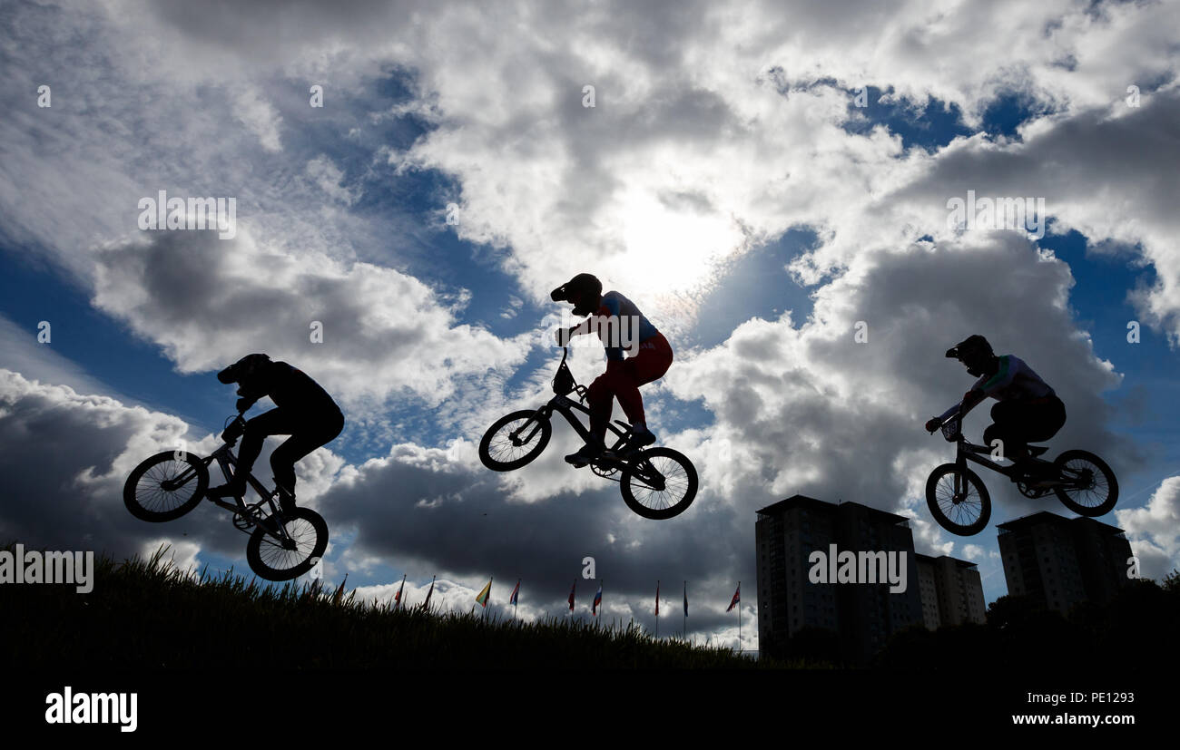 Les cavaliers sont silhouetté contre le ciel au cours de la 1/8 de finale hommes pendant dix jours des Championnats d'Europe 2018 à la Glasgow Centre BMX Piste. Banque D'Images