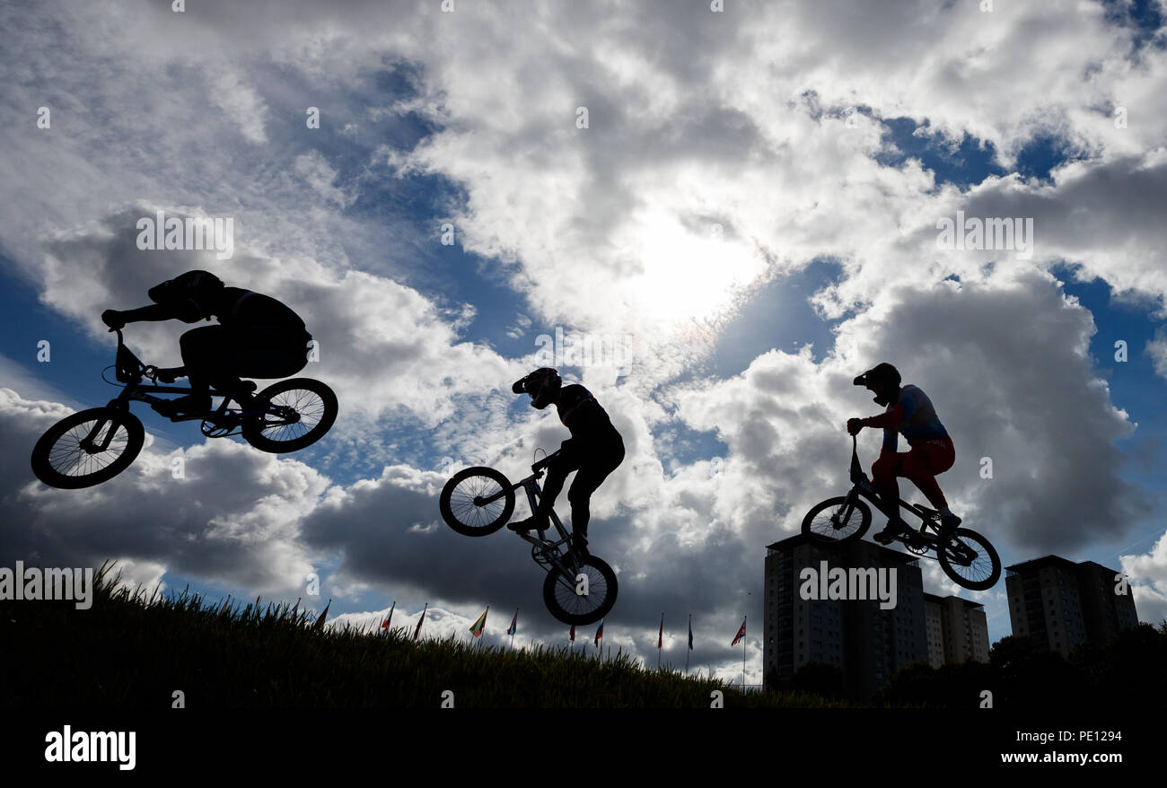 Les cavaliers sont silhouetté contre le ciel au cours de la 1/8 de finale hommes pendant dix jours des Championnats d'Europe 2018 à la Glasgow Centre BMX Piste. Banque D'Images