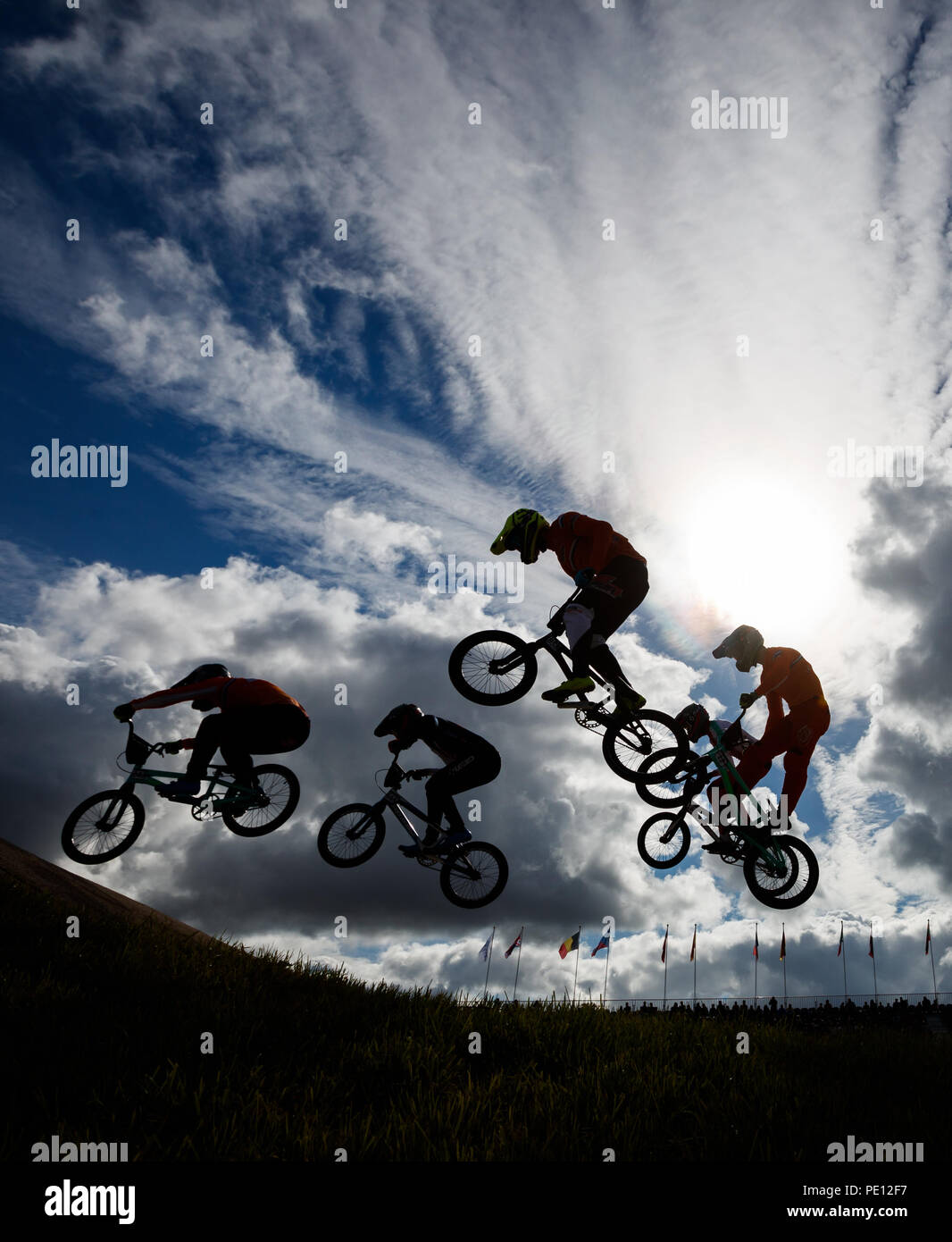 Les cavaliers sont silhouetté contre le ciel au cours de la 1/8 de finale hommes pendant dix jours des Championnats d'Europe 2018 à la Glasgow Centre BMX Piste. Banque D'Images