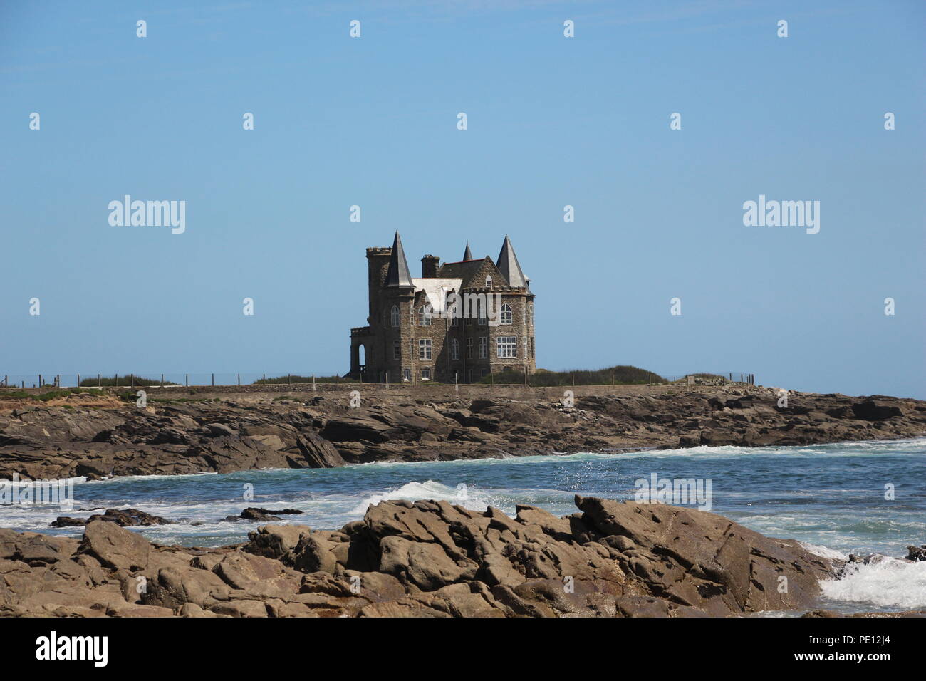 Vieille maison en pierre unique avec des tours à la côte bretonne Banque D'Images