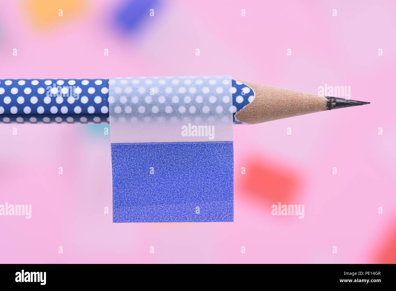 Crayon avec sticky note vierge close-up Banque D'Images