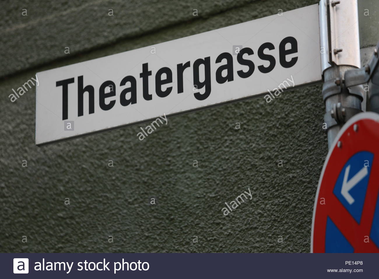 Un signe en allemand indiquant le nom d'une voie connue comme Theatergasse dans une ville en Allemagne Banque D'Images