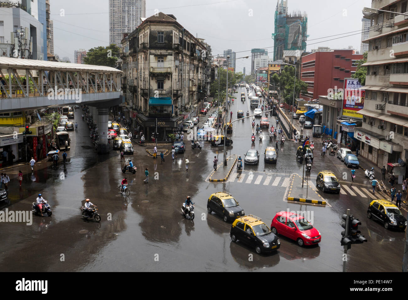 La circulation du centre-ville à Frere pont après la pluie de mousson à Mumbai, Inde Banque D'Images