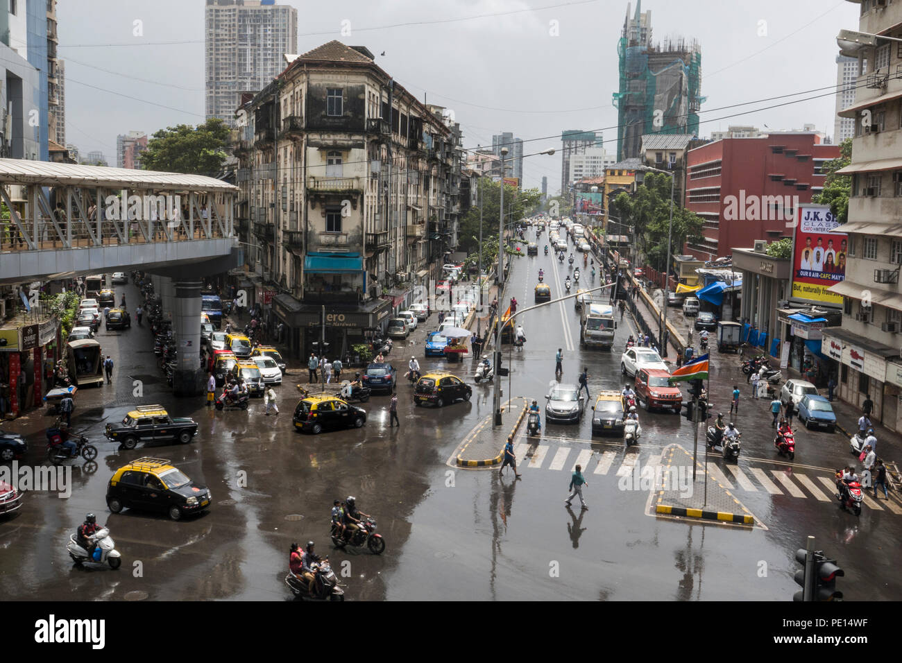 La circulation du centre-ville à Frere pont après la pluie de mousson à Mumbai, Inde Banque D'Images