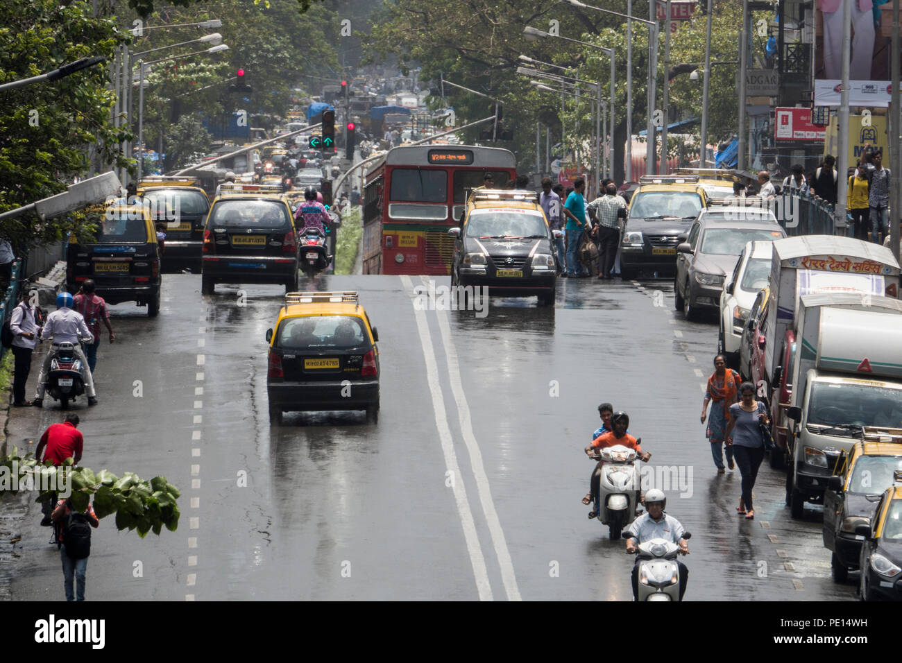 La circulation du centre-ville à Frere pont après la pluie de mousson à Mumbai, Inde Banque D'Images