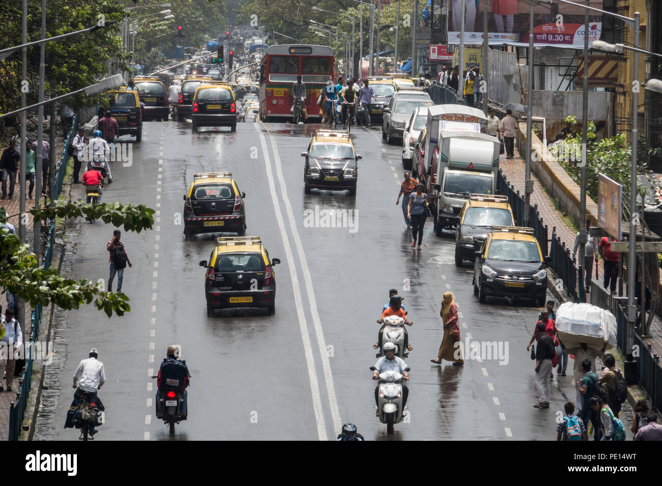 La circulation du centre-ville à Frere pont après la pluie de mousson à Mumbai, Inde Banque D'Images