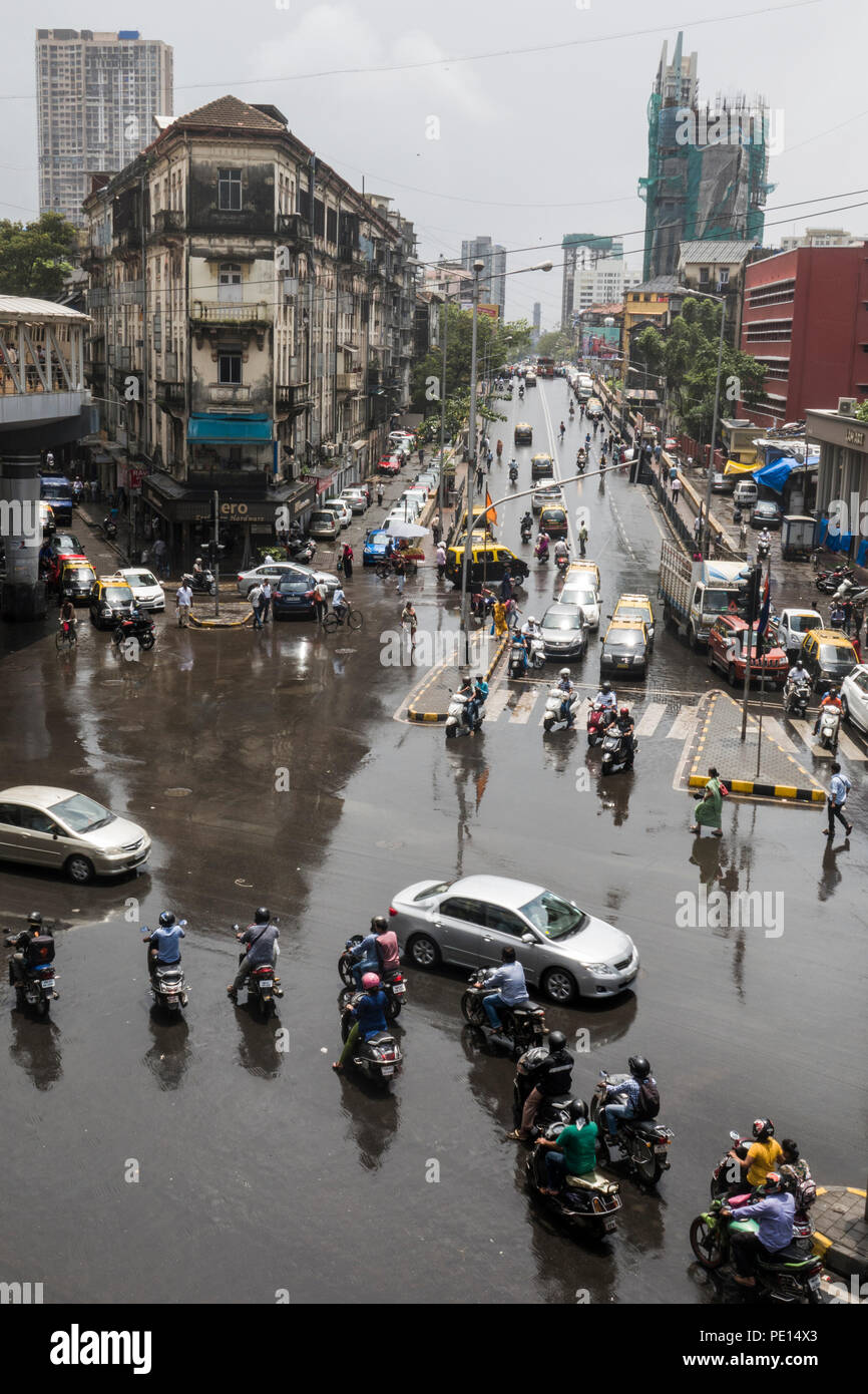 La circulation du centre-ville à Frere pont après la pluie de mousson à Mumbai, Inde Banque D'Images