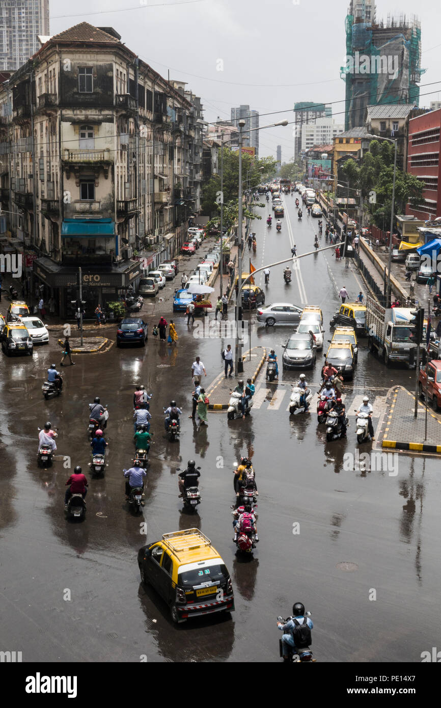 La circulation du centre-ville à Frere pont après la pluie de mousson à Mumbai, Inde Banque D'Images