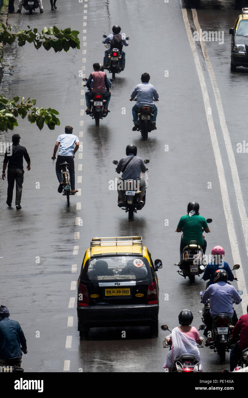 Taxi moto et la circulation sur le pont Frere à Mumbai, Inde Banque D'Images