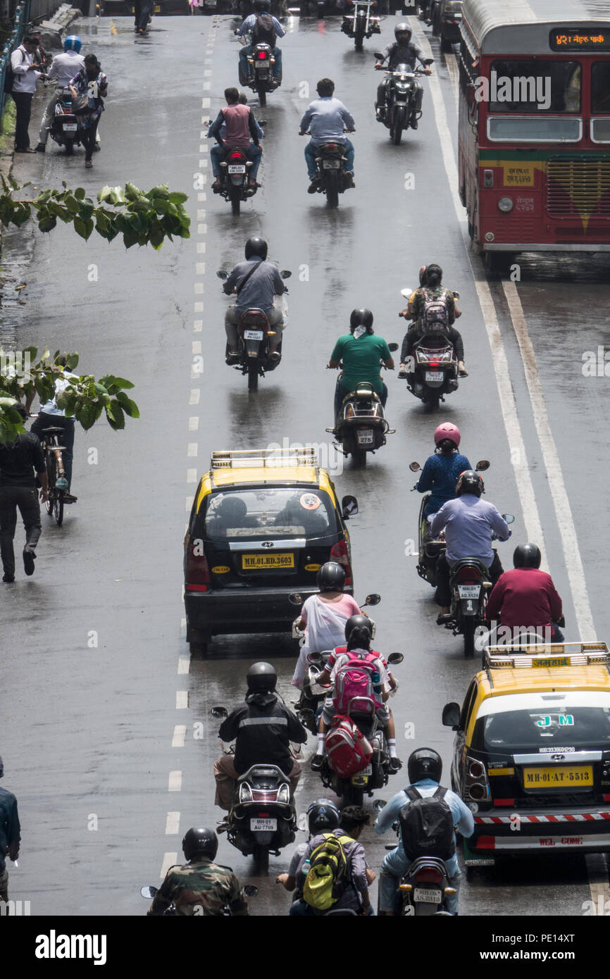 Taxi moto et la circulation sur le pont Frere à Mumbai, Inde Banque D'Images