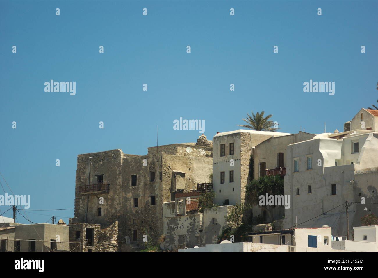 Vieille ville historique de l'île de Naxos en Grèce. Construit par les Vénitiens, vue sur le Kastro, le quartier défensif. Les vieux bâtiments donnent sur la mer. Banque D'Images