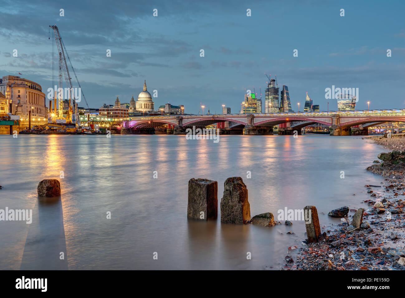 La Cathédrale St Paul, Blackfriars Bridge et de la City de Londres au crépuscule Banque D'Images