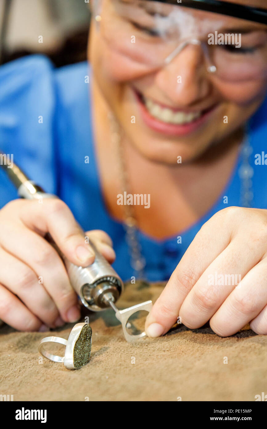 Miami Beach Florida,Lincoln Road Mall,ArtCenter SouthFlorida,bijoux,bijoux,faire classe,éducation des adultes,femme femme femme,art,artisanat,lunettes de sécurité Banque D'Images