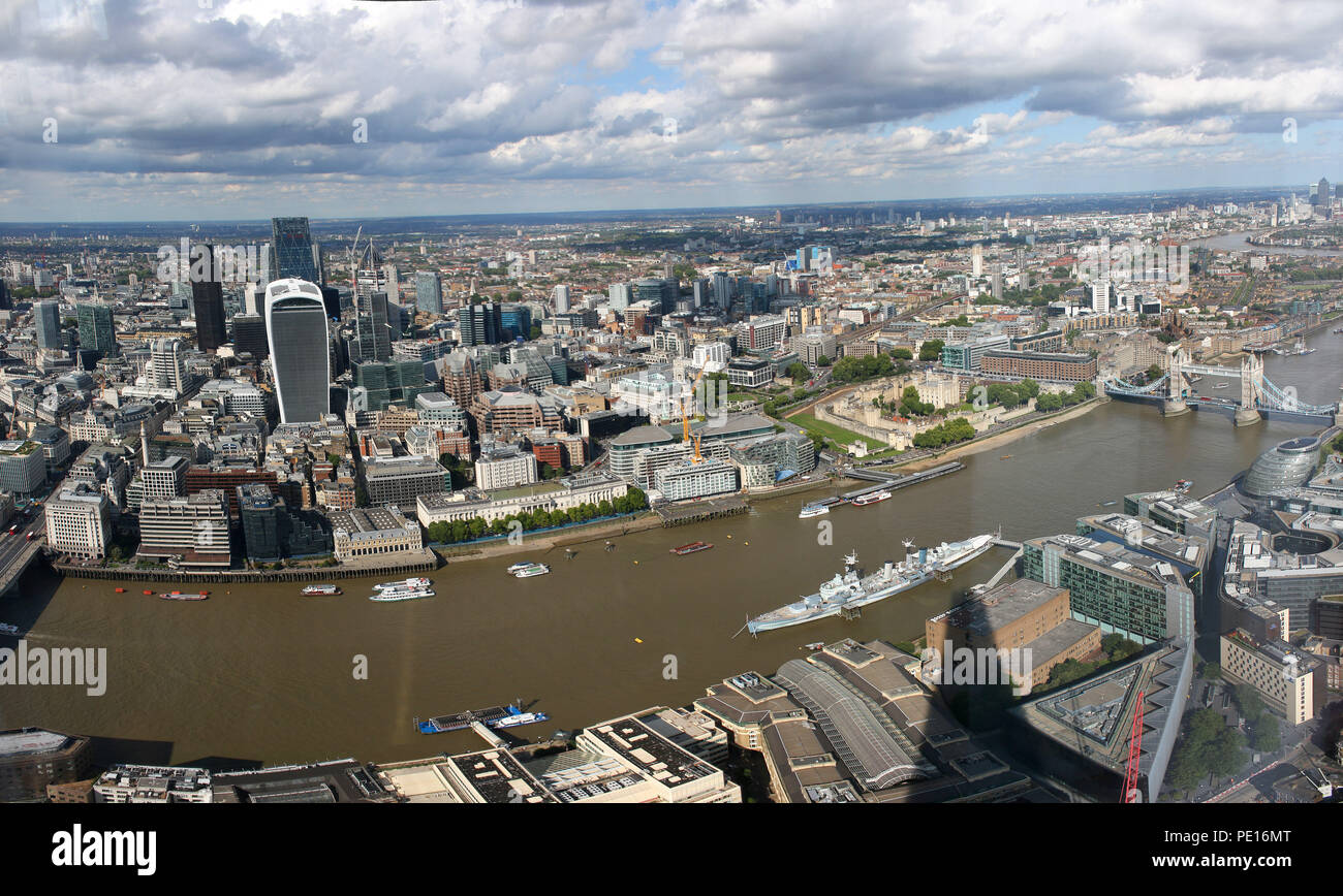 Panorama : Luftbild : die Skyline der Britischen Metropole London u.a. mit der Themse, der der Financial City (u.a. mit dem Leadenhall Building ('Käser Banque D'Images