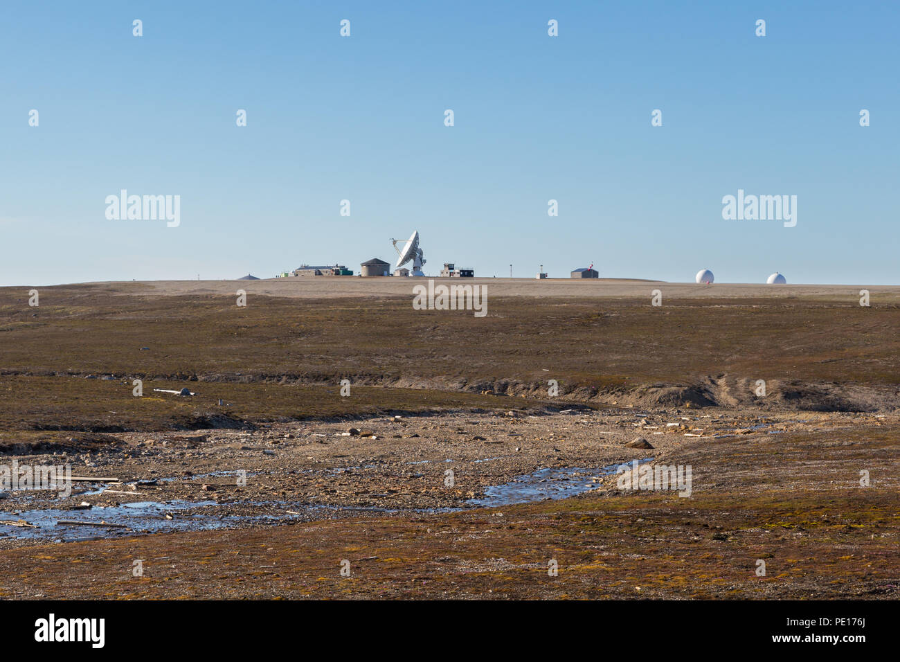 Antenne satellite à Ny Alesund, Svalbard, Spitzberg, ciel bleu, paysage naturel Banque D'Images