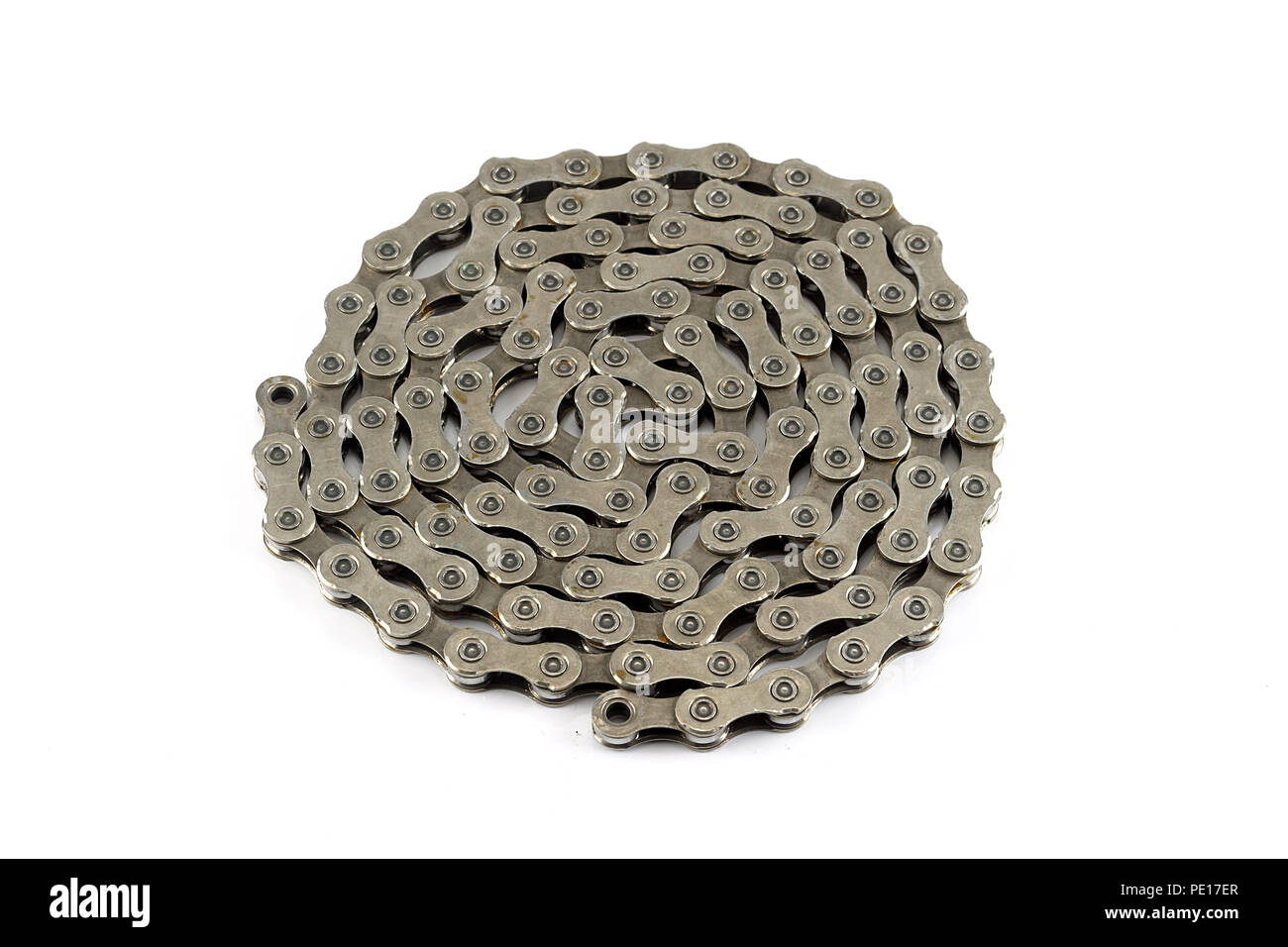 Une chaîne de vélo bouclée en cercle sur un fond blanc. Banque D'Images