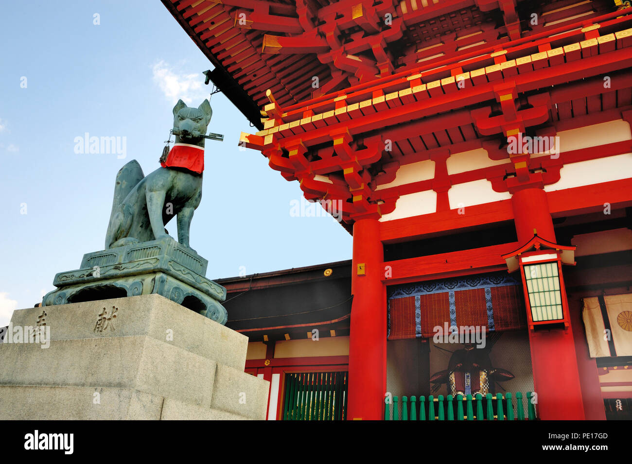 Fox au Sanctuaire Fushimi Inari Taisha porte à deux étages à Kyoto, Japon Banque D'Images