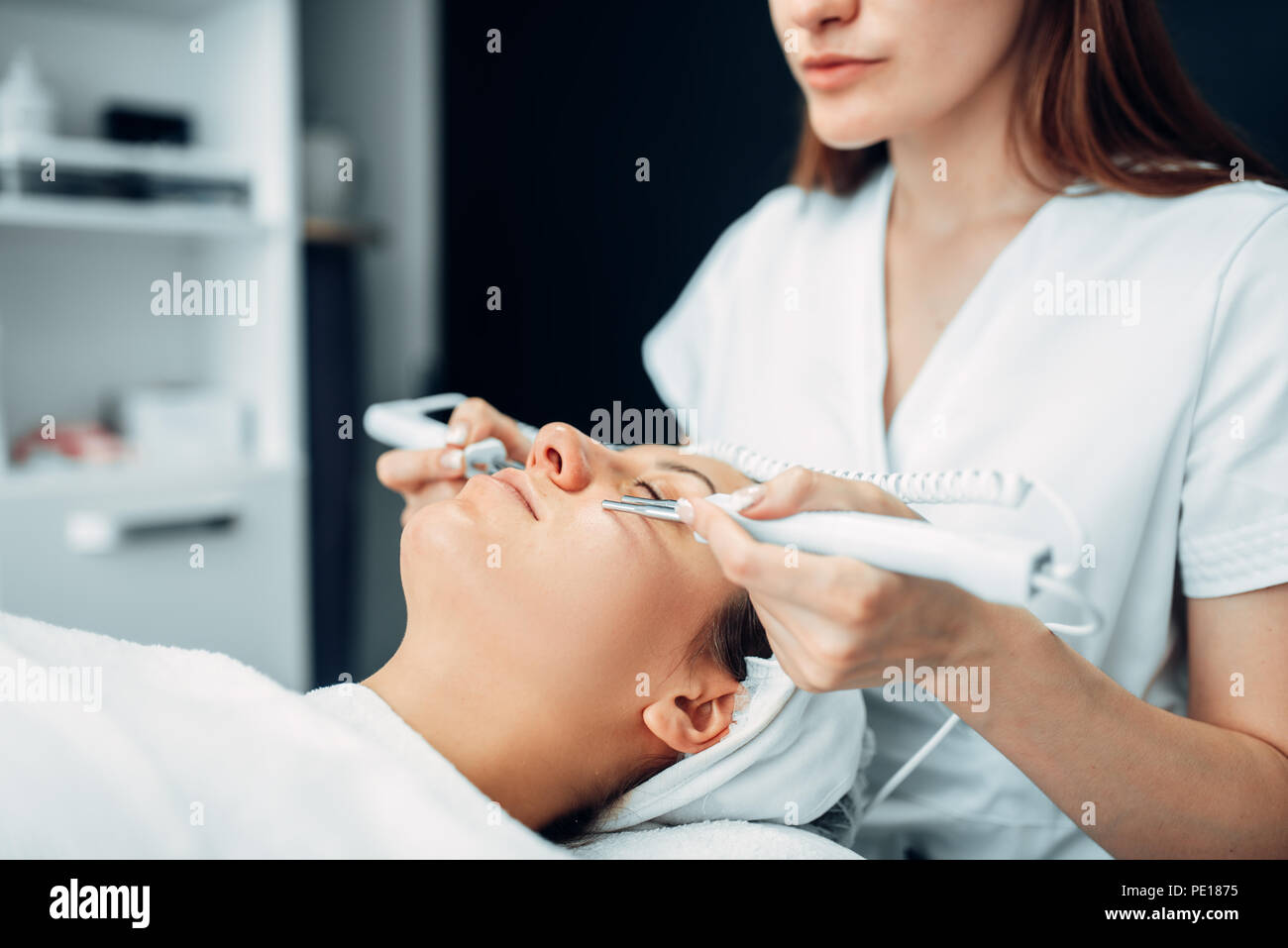 Face rejuvenation procédure pour femme, la médecine, la cosmétologie beauté  clinique. Soin du visage en spa salon Photo Stock - Alamy