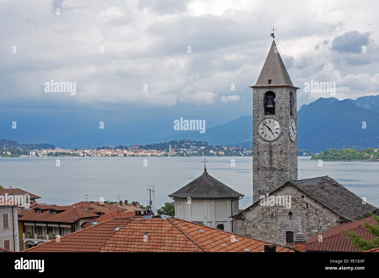 Voir à partir de la terrasse de toit de l'Hôtel Rosa Baveno Italie avec vue sur la tour de l'horloge de l'église et le Lac Majeur Banque D'Images