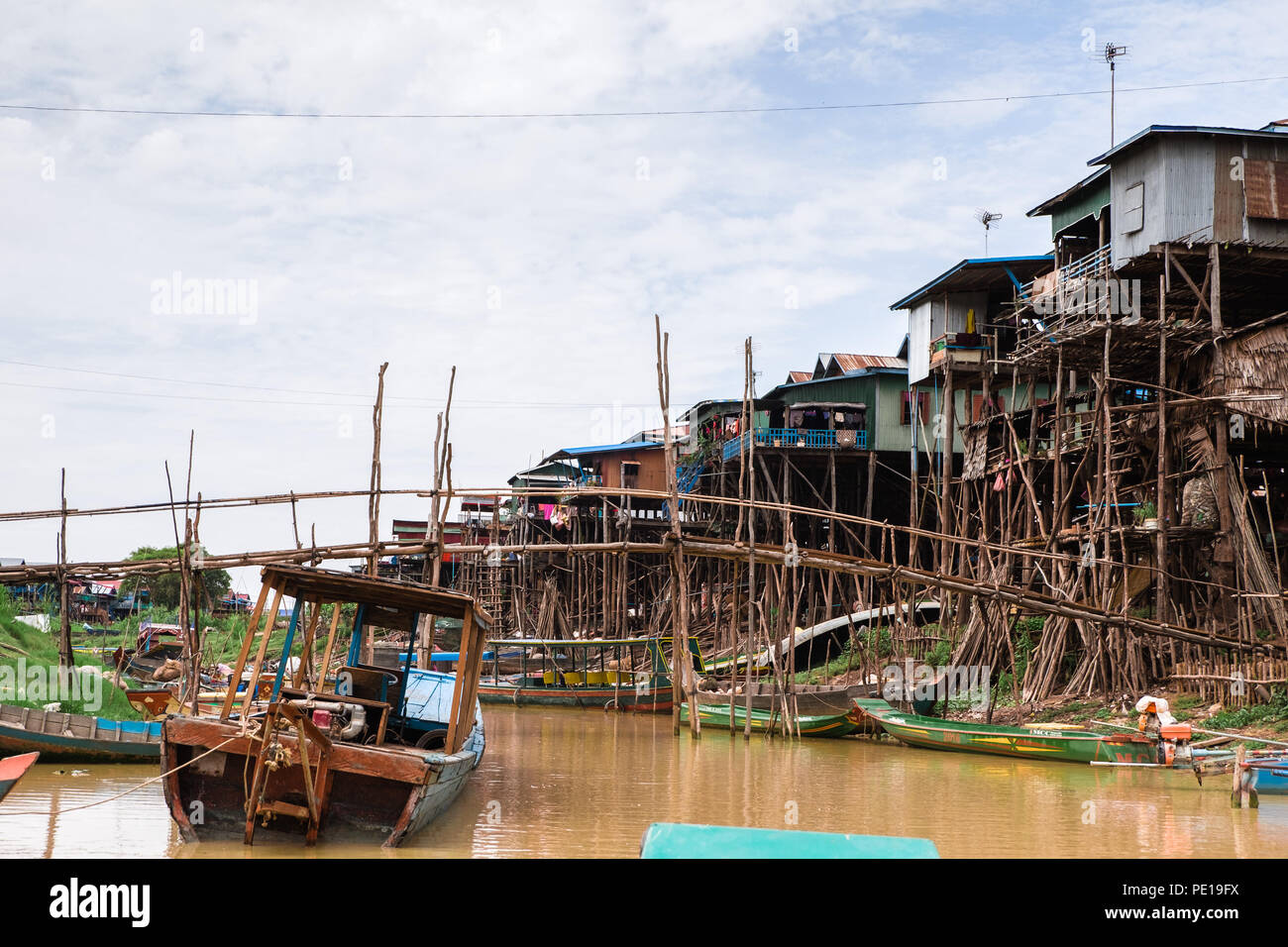 Kampong Phluk, l'un des "villages flottants du Cambodge' de Tonle Sap, au cours de la saison sèche. Banque D'Images