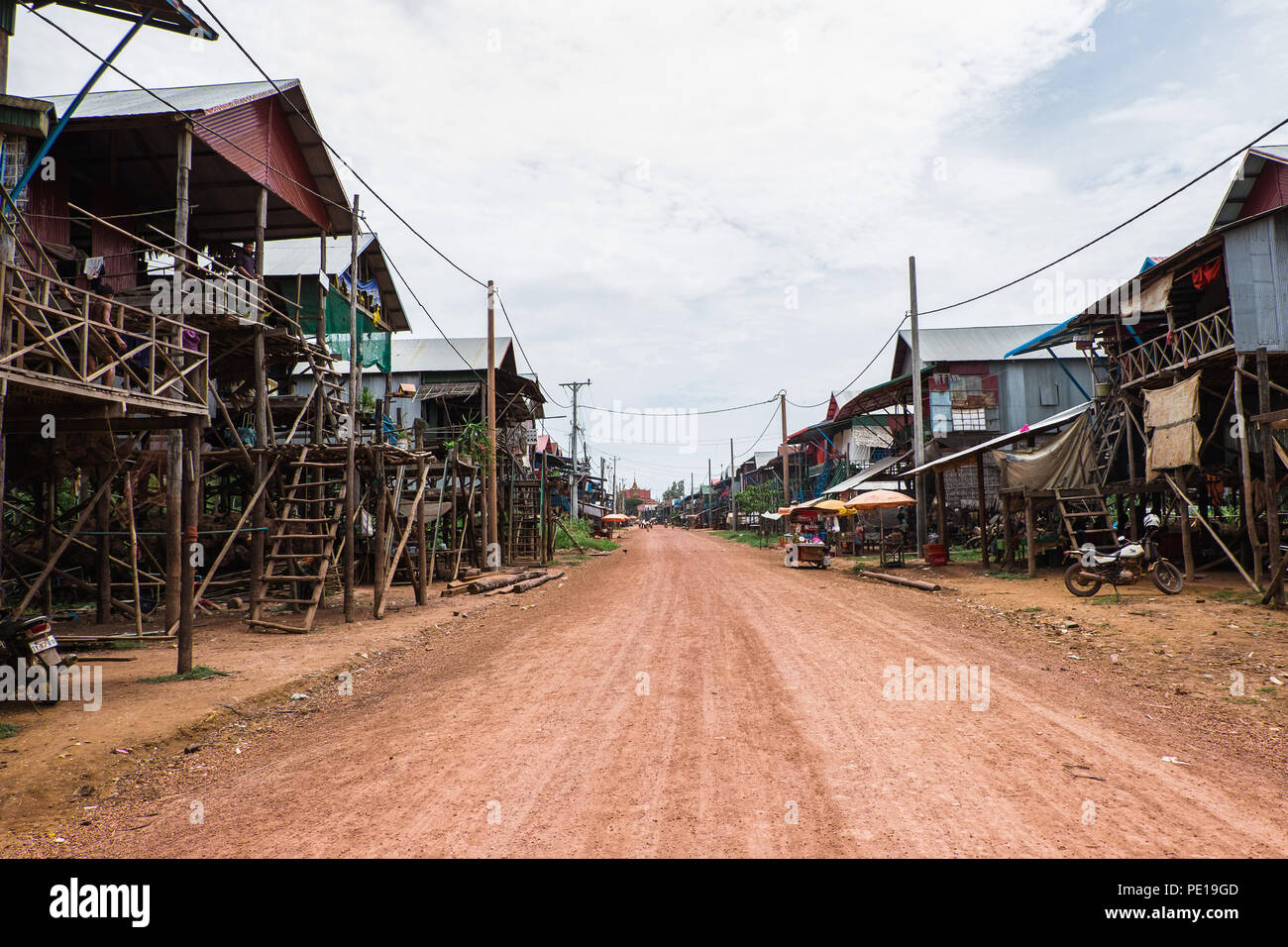 Kampong Phluk, l'un des "villages flottants du Cambodge' de Tonle Sap, au cours de la saison sèche. Banque D'Images