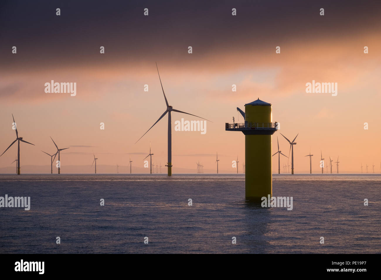 Extension Walney parc éolien offshore en mer d'Irlande au lever du soleil Banque D'Images
