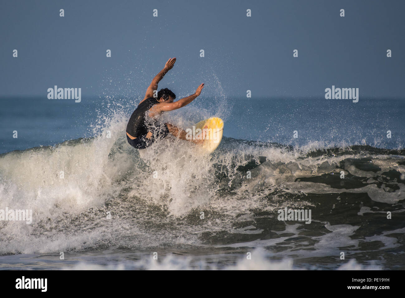 Shortboarder qualifiés à l'aide d'armes en tant que surfeur équilibre lors de la projection dans la lèvre de la vague à Surfer's Knoll à Ventura, Californie le 11 août 2018 Banque D'Images
