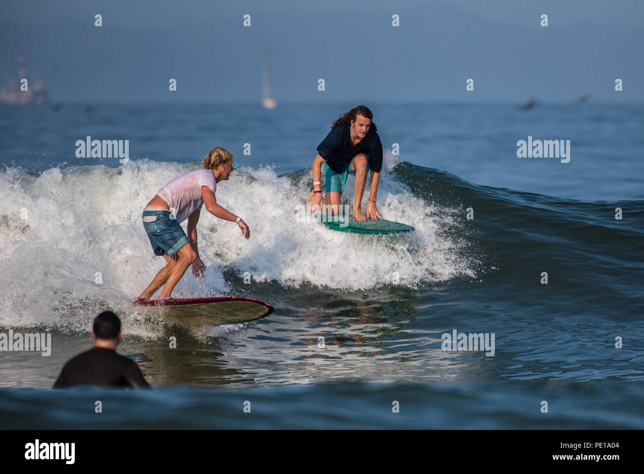 L'eau chaude crée des vagues bondées que surfer sans priorité interfers à Surfer's Knoll à Ventura, Calfornia le 11 août 2018. Banque D'Images