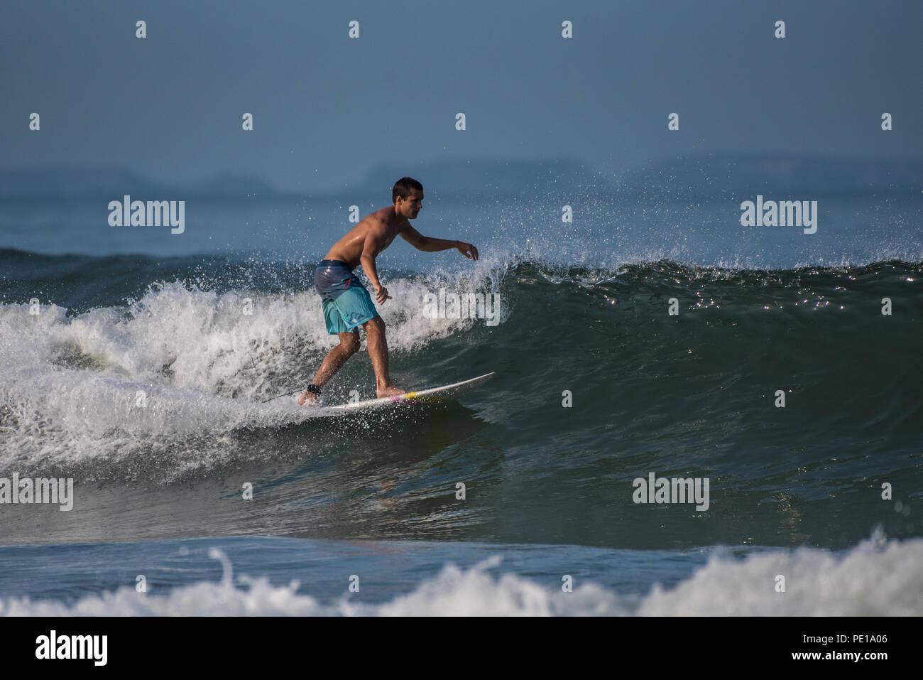 Jeune surfeur sur shortboard profitant de la houle d'été sur un gaucher vague à Surfer's Knoll à Ventura, Californie le 11 août 2018. Banque D'Images